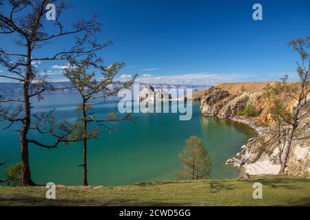 Blick auf Küste des Baikal-Sees, Schamanen-Felsen und Kap Burchan auf Olchon, Russland Stockfoto