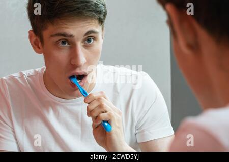 Nahaufnahme eines Mannes, der die Zähne putzt Wohnung Stockfoto