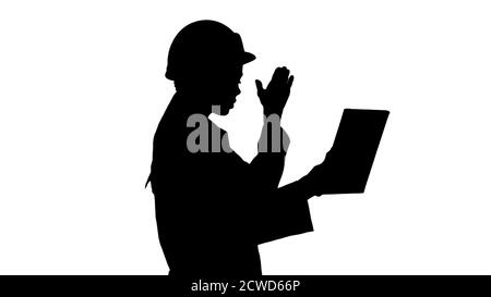 Silhouette Frau Ingenieur mit Tablet und Videokonferenz. Stockfoto