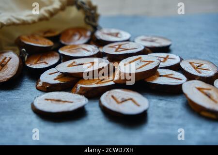 Holzrunen in einem Leinenbeutel Stockfoto