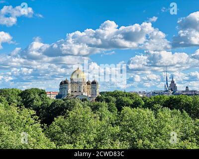 Türme der Rigaer Christusdom, blauer Himmel und weiße Wolken, Stadtbild Stockfoto