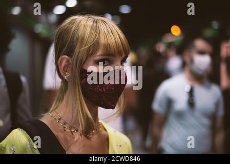Bild mit einem Passagier auf der U-Bahn-Pendler während Pandemieereignissen im Jahr 2020. Frau trägt Gesichtsschutzmaske und Blick auf die Kamera Stockfoto