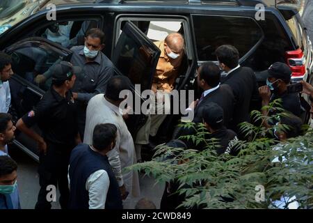 Lahore, Pakistan. September 2020. (9/29/2020) Pakistans Oppositionsführer und Bruder des ehemaligen Premierministers Nawaz Sharif, Herr Shahbaz Sharif, trifft beim Gericht des National Accountability Bureau (NAB) in Lahore ein. Pakistans Anti-Transplantationstruppe verhaftete Sharif Monday wegen seiner angeblichen Beteiligung an einem Geldwäscheverfahren, nachdem ein Gericht die Kaution für ihn abgelehnt hatte.ein Schritt, der kurz vor geplanten Protesten im nächsten Monat durch seine Partei kam, die den Rücktritt von Premierminister Imran Khan erzwingen wollte. (Foto von Rana Sajid Hussain/Pacific Press/Sipa USA) Quelle: SIPA USA/Alamy Live News Stockfoto