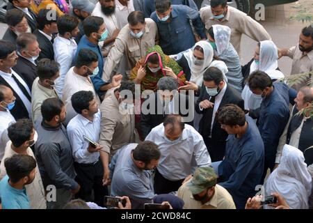 Lahore, Pakistan. September 2020. (9/29/2020) Pakistans Oppositionsführer und Bruder des ehemaligen Premierministers Nawaz Sharif, Herr Shahbaz Sharif, trifft beim Gericht des National Accountability Bureau (NAB) in Lahore ein. Pakistans Anti-Transplantationstruppe verhaftete Sharif Monday wegen seiner angeblichen Beteiligung an einem Geldwäscheverfahren, nachdem ein Gericht die Kaution für ihn abgelehnt hatte.ein Schritt, der kurz vor geplanten Protesten im nächsten Monat durch seine Partei kam, die den Rücktritt von Premierminister Imran Khan erzwingen wollte. (Foto von Rana Sajid Hussain/Pacific Press/Sipa USA) Quelle: SIPA USA/Alamy Live News Stockfoto