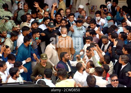 Lahore, Pakistan. September 2020. (9/29/2020) Pakistans Oppositionsführer und Bruder des ehemaligen Premierministers Nawaz Sharif, Herr Shahbaz Sharif, trifft beim Gericht des National Accountability Bureau (NAB) in Lahore ein. Pakistans Anti-Transplantationstruppe verhaftete Sharif Monday wegen seiner angeblichen Beteiligung an einem Geldwäscheverfahren, nachdem ein Gericht die Kaution für ihn abgelehnt hatte.ein Schritt, der kurz vor geplanten Protesten im nächsten Monat durch seine Partei kam, die den Rücktritt von Premierminister Imran Khan erzwingen wollte. (Foto von Rana Sajid Hussain/Pacific Press/Sipa USA) Quelle: SIPA USA/Alamy Live News Stockfoto