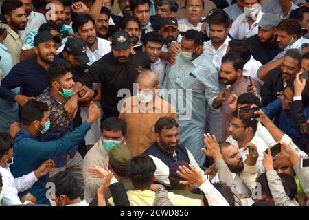 Lahore, Pakistan. September 2020. (9/29/2020) Pakistans Oppositionsführer und Bruder des ehemaligen Premierministers Nawaz Sharif, Herr Shahbaz Sharif, trifft beim Gericht des National Accountability Bureau (NAB) in Lahore ein. Pakistans Anti-Transplantationstruppe verhaftete Sharif Monday wegen seiner angeblichen Beteiligung an einem Geldwäscheverfahren, nachdem ein Gericht die Kaution für ihn abgelehnt hatte.ein Schritt, der kurz vor geplanten Protesten im nächsten Monat durch seine Partei kam, die den Rücktritt von Premierminister Imran Khan erzwingen wollte. (Foto von Rana Sajid Hussain/Pacific Press/Sipa USA) Quelle: SIPA USA/Alamy Live News Stockfoto