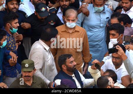 Lahore, Pakistan. September 2020. (9/29/2020) Pakistans Oppositionsführer und Bruder des ehemaligen Premierministers Nawaz Sharif, Herr Shahbaz Sharif, trifft beim Gericht des National Accountability Bureau (NAB) in Lahore ein. Pakistans Anti-Transplantationstruppe verhaftete Sharif Monday wegen seiner angeblichen Beteiligung an einem Geldwäscheverfahren, nachdem ein Gericht die Kaution für ihn abgelehnt hatte.ein Schritt, der kurz vor geplanten Protesten im nächsten Monat durch seine Partei kam, die den Rücktritt von Premierminister Imran Khan erzwingen wollte. (Foto von Rana Sajid Hussain/Pacific Press/Sipa USA) Quelle: SIPA USA/Alamy Live News Stockfoto