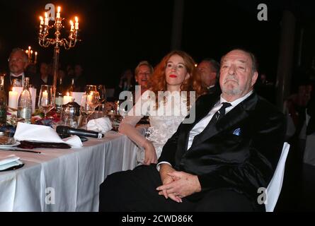 29. September 2020, Bayern, Füssen: Ralph Siegel, Komponist und Musikproduzent, sitzt neben seiner Frau Laura im Festspielhaus anlässlich seines 75. Geburtstages. Foto: Karl-Josef Hildenbrand/dpa Stockfoto