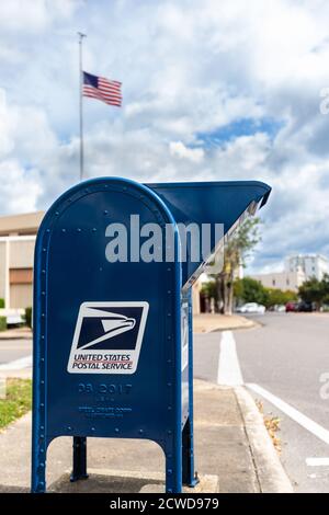Hattiesburg, MS / USA - 17. September 2020: United States Postal Service Sammelbox mit Flagge im Hintergrund, in der Innenstadt von Hattiesburg, MS Stockfoto