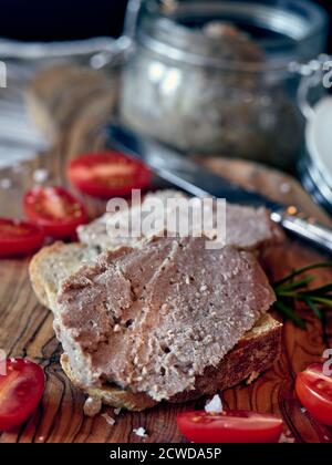 Traditionelles polnisches Rezept. Gehacktes und gewürztes Schweinefleisch, das in einem Glas aufbewahrt wird. Stockfoto