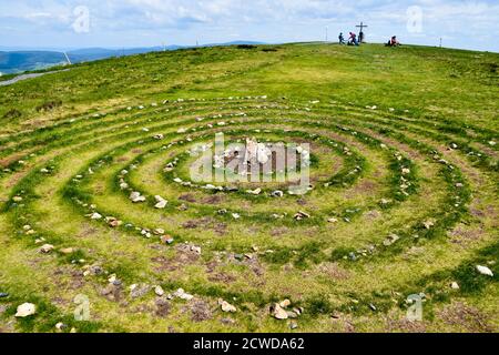 Magische Keltische Lebensspirale aus Felsen in der Natur. Stockfoto