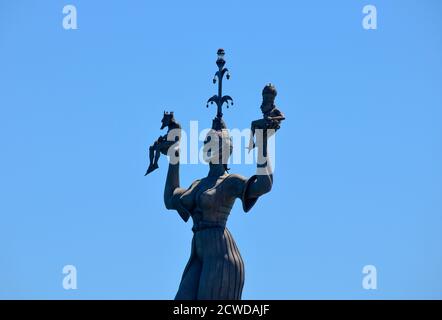 Konstanz, Deutschland - 27. Mai 2020: Imperia-Statue am Eingang des Konstanzer Hafens mit medizinischer Maske zur Zeit des Coronavirus. Stockfoto