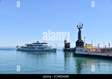 Konstanz, Deutschland - 27. Mai 2020: Ein Passagierschiff kommt im Hafen von Konstanz an. Stockfoto