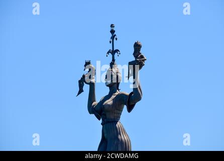 Konstanz, Deutschland - 27. Mai 2020: Imperia-Statue am Eingang des Konstanzer Hafens mit medizinischer Maske zur Zeit des Coronavirus. Stockfoto
