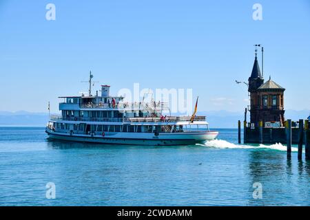 Konstanz, 27. Mai 2020: Ein Passagierschiff überquert den Bodensee, nachdem es den Hafen von Konstanz verlassen hat. Stockfoto