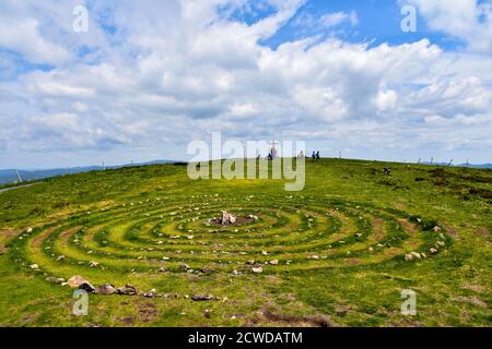 Magische Keltische Lebensspirale aus Felsen in der Natur. Stockfoto