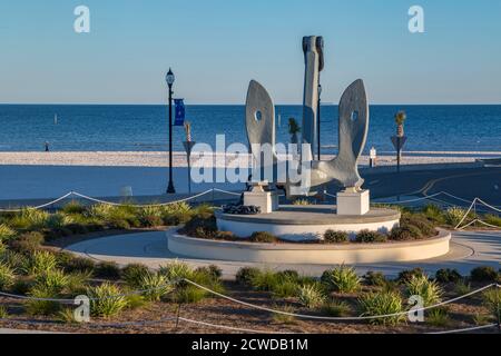 Großer Anker im Zentrum eines Verkehrskreisel im Jones Park am Gulfport Small Craft Harbour in Gulfport, Mississippi, USA Stockfoto