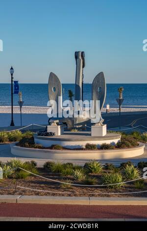 Großer Anker im Zentrum eines Verkehrskreisel im Jones Park am Gulfport Small Craft Harbour in Gulfport, Mississippi, USA Stockfoto