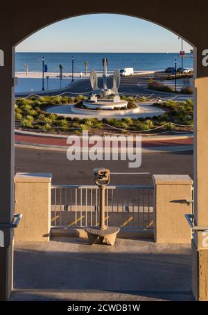 Großer Anker im Zentrum eines Verkehrskreisel im Jones Park am Gulfport Small Craft Harbour in Gulfport, Mississippi, USA Stockfoto