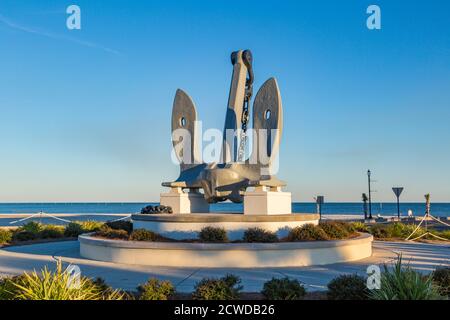 Großer Anker im Zentrum eines Verkehrskreisel im Jones Park am Gulfport Small Craft Harbour in Gulfport, Mississippi, USA Stockfoto