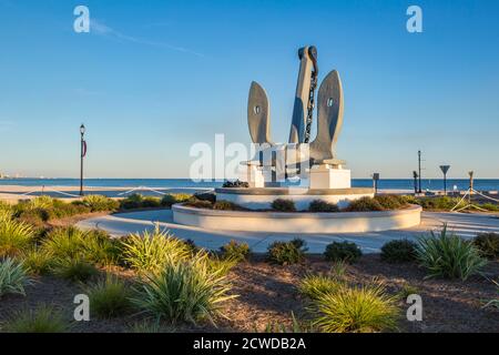 Großer Anker im Zentrum eines Verkehrskreisel im Jones Park am Gulfport Small Craft Harbour in Gulfport, Mississippi, USA Stockfoto