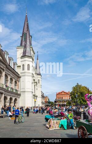 Touristen versammeln sich vor der St. Louis Kathedrale am Jackson Platz im French Quarter von New Orleans, Louisiana, USA Stockfoto