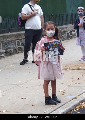 29. September 2020, New York, New York, USA: New York City startet den ersten Schultag für Kindergartenschüler in die achte Klasse. Am Donnerstag, den 2. September 2020 werden Schüler der High School den Unterricht beginnen.Lehrer treffen Schüler außerhalb von PS81x im Riverdale Abschnitt der bronx Sie nehmen die Schüler Temperatur und schicken sie dann, um andere Klassenkameraden zu treffen und den Schultag zu beginnen. (Bild: © Bruce Cotler/ZUMA Wire) Stockfoto