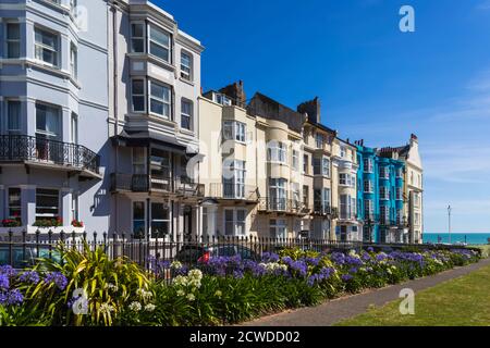 England, East Sussex, Brighton, Kemptown, The New Steine Gardens und farbenfrohe Hotels und Wohngebäude Stockfoto