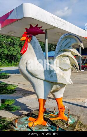 Ein riesiges Huhn steht vor einer Citgo-Tankstelle am 17. September 2020 in Irvington, Alabama. Die Statuen lenken die Aufmerksamkeit auf die Tankstelle. Stockfoto