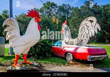 Ein riesiges Huhn sitzt auf einem 1977 El Camino vor einer Citgo-Tankstelle, 17. September 2020, in Irvington, Alabama. Die Statuen erregen Aufmerksamkeit auf Th Stockfoto