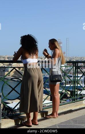 Touristen genießen den Blick auf den Grand Harbour von den oberen Barrakka Gärten in Valletta, Malta. Stockfoto