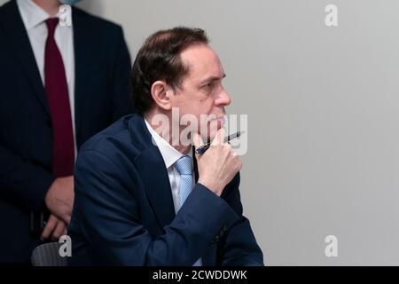 New York, Usa. September 2020. Dr. Howard Zucker Kommissar NYS Department of Health nimmt an der Andrew Cuomo täglichen Medienankündigung und Briefing an 633 3rd Avenue, Manhattan in New York am 29. September 2020. Gouverneur diskutiert Stabilisierungs-und Recovery-Programm für den Staat sowie Anstieg der positiven Infektionen in einigen Bereichen des Staates. (Foto von Lev Radin/Sipa USA) Quelle: SIPA USA/Alamy Live News Stockfoto