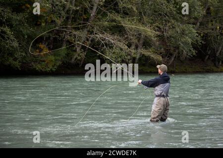 Squamish, British-Columbia / Kanada - 09/23/2020: Ein Fliegenfischer wirft seine Linie für einen Fisch auf dem Squamish River Stockfoto