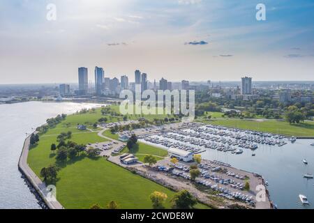 Ein Yachthafen voller Boote und eine Skyline im Hintergrund. Stockfoto