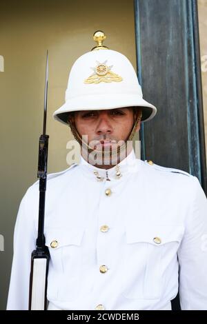 Eine maltesische Wache im Großmeisterpalast in Valletta, Malta. Stockfoto