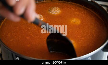 Koch kocht Fleischbällchen für das Essen Stockfoto
