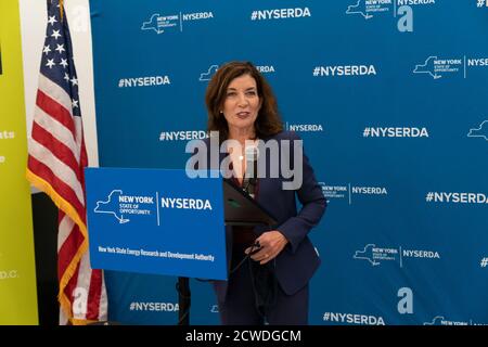 New York, Usa. September 2020. Vizegouverneur Kathy Hochul gibt am 29. September 2020 am 32BJ SEIU-Hauptsitz in New York die Finanzierung für eine Berufsausbildung zur Bekämpfung des Klimawandels bekannt. New York State Ankündigung von Investitionen in Höhe von 8.5 Millionen Dollar in die Ausbildung von Arbeitskräften, insbesondere für Arbeitnehmer, die während einer Pandemie ihren Arbeitsplatz verloren haben. (Foto von Lev Radin/Sipa USA) Quelle: SIPA USA/Alamy Live News Stockfoto