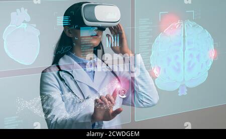 Doktor Frau Mit Virtual Reality Headset, Studium Des Menschlichen Gehirns Stockfoto