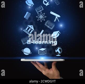 Hand halten Tablet-Computer mit E-Learning-Text auf blauem Hintergrund Stockfoto