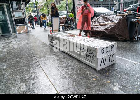 New York, NY - 29. September 2020: Die Demonstranten haben das Abolition Living Room eingerichtet und fordern die Stornierung der Miete vor der 633 3rd Avenue, wo sich das NYC Büro des Gouverneurs befindet Stockfoto