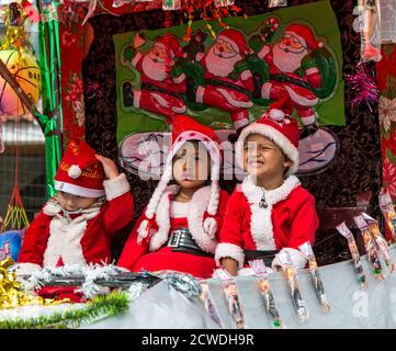 Cuenca, Ecuador - Dec 23, 2012: Kinder als Weihnachtsmänner in Paseo de Nino Parade angezogen Stockfoto