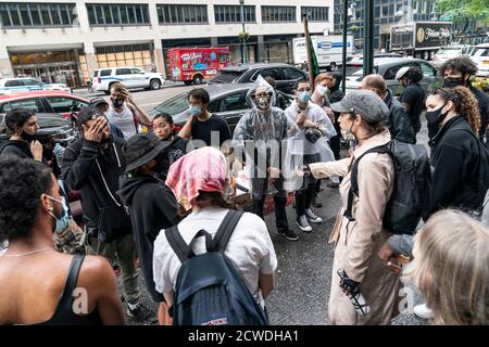 New York, Usa. September 2020. Die Demonstranten schufen das Abolition Living Room und forderten die Stornierung der Miete vor der 633 3rd Avenue in New York, wo sich das NYC Büro des Gouverneurs am 29. September 2020 befand. (Foto von Lev Radin/Sipa USA) Quelle: SIPA USA/Alamy Live News Stockfoto