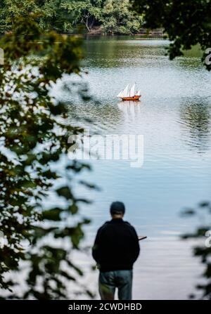 Berlin, Deutschland. September 2020. Ein Mann steuert ein Segelbootmodell am Weissen See in Berlin, Hauptstadt von Deutschland, 29. September 2020. Quelle: Binh Truong/Xinhua/Alamy Live News Stockfoto