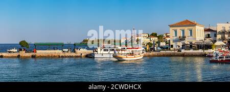 Panoramablick auf den Hafen von Dapia und die Taxiboote in Spetses, Griechenland. Stockfoto