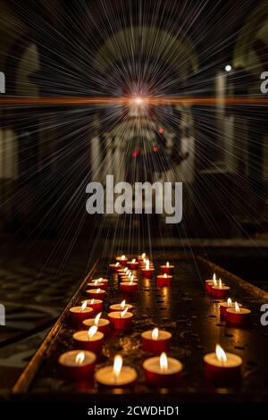 Konzept Okkultismus Astrologie Magie. Kerzen brennen in einer dunklen Kirche Stockfoto