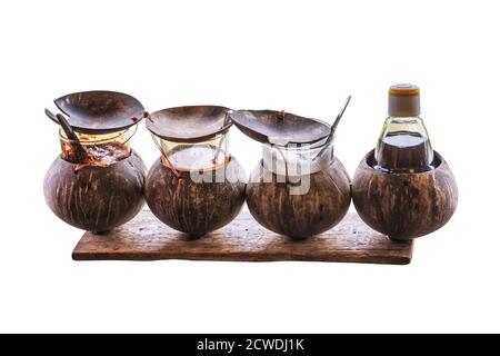 Set von Glas Conditioner Dispenser in EINER Kokosnuss Schale Conditioner Holder isoliert auf weißem Hintergrund Arbeit mit Clipping Pfad. Stockfoto