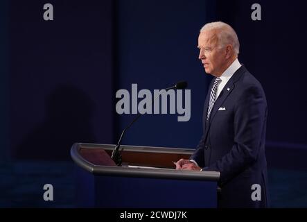 Cleveland, Usa. September 2020. Der demokratische Präsidentschaftskandidat Joe Biden spricht während der ersten von drei geplanten 90-minütigen Präsidentschaftsdebatten mit Präsident Donald Trump, Cleveland, Ohio, am Dienstag, den 29. September 2020. Foto von Kevin Dietsch/UPI Kredit: UPI/Alamy Live News Stockfoto