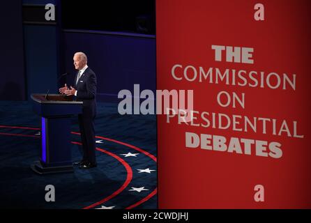 Cleveland, Usa. September 2020. Der demokratische Präsidentschaftskandidat Joe Biden spricht während der ersten von drei geplanten 90-minütigen Präsidentschaftsdebatten mit Präsident Donald Trump, Cleveland, Ohio, am Dienstag, den 29. September 2020. Foto von Kevin Dietsch/UPI Kredit: UPI/Alamy Live News Stockfoto