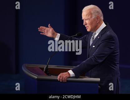 Cleveland, Usa. September 2020. Der demokratische Präsidentschaftskandidat Joe Biden spricht während der ersten von drei geplanten 90-minütigen Präsidentschaftsdebatten mit Präsident Donald Trump, Cleveland, Ohio, am Dienstag, den 29. September 2020. Foto von Kevin Dietsch/UPI Kredit: UPI/Alamy Live News Stockfoto