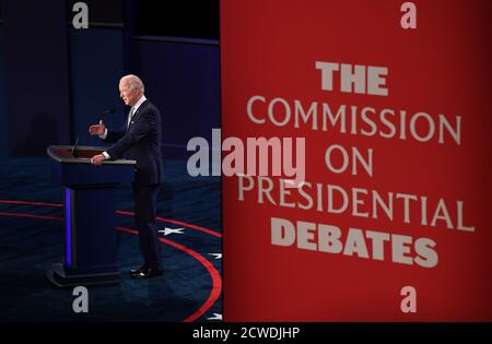 Cleveland, Usa. September 2020. Der demokratische Präsidentschaftskandidat Joe Biden spricht während der ersten von drei geplanten 90-minütigen Präsidentschaftsdebatten mit Präsident Donald Trump, Cleveland, Ohio, am Dienstag, den 29. September 2020. Foto von Kevin Dietsch/UPI Kredit: UPI/Alamy Live News Stockfoto